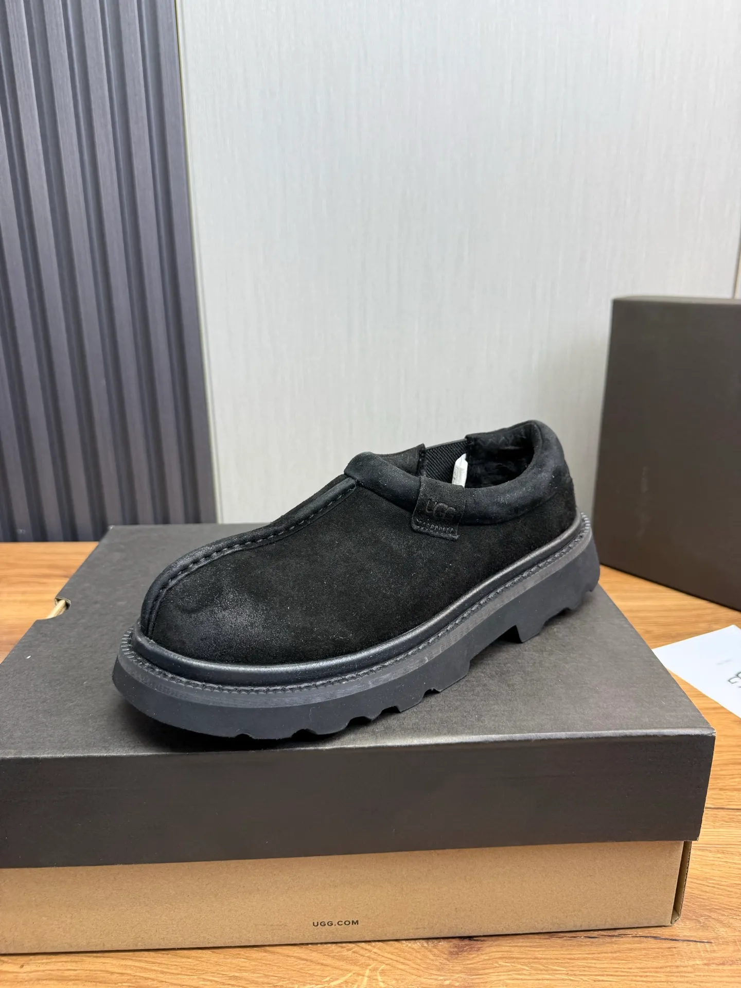 Men's shoes 💰560💰 New UGG fur integrated men's simple and fashionable snow boots. The most worth buying at the end of this year are warm casual shoes. Whether you are out and about at home, their comfortable and warm performance will be your most suitable fashion companion! The material is cowhide upper and imported wool is used inside. Warm and comfortable! The eva+ rubber patch outsole is cushioned, non-slip and wear-resistant, and has good elasticity. It is light and wear-resistant, comfortable and soft, and the new simple cut is more fashionable. It has both practicality and fashion sense, so you no longer have to worry about how to match it in winter, while still maintaining your fashionable taste. High-quality genuine wool. Look at the details for the material! Size: 39-40-41-42-43-44-44 sneaker size
